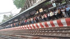 Mumabi Local: मध्य रेल्वेची वाहतूक विस्कळीत, लोकलसह एक्सप्रेस गाड्या रखडल्या; रेल्वे स्थानकावर प्रवाशांची गर्दी