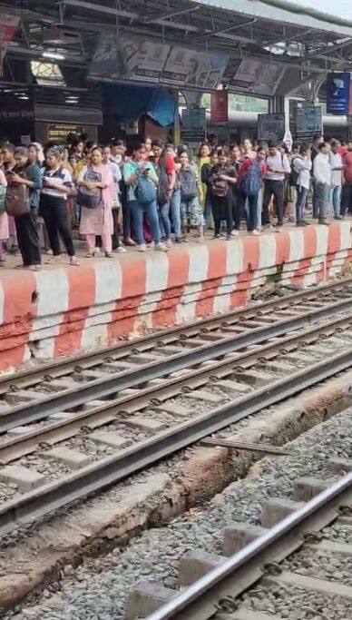 मुंबईकडे येणाऱ्या लोकल रखडल्याने कसारा दिशेने जाणाऱ्या लोकलवार देखील याचा परिणाम होण्याची शक्यता आहे.