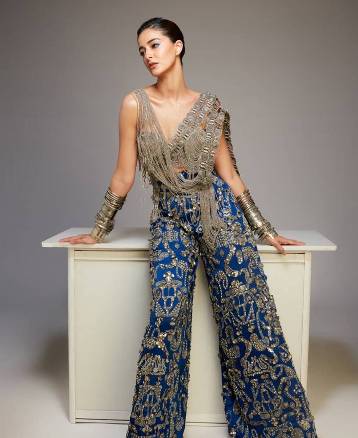 बॉलीवुड एक्ट्रेस अनन्या पांडे फिटनेस फ्रीक एक्ट्रेस हैं, जो घंटों जिम में वर्कआउट करने के साथ ही योग और पिलेट्स भी करती हैं. आप भी उनकी तरह फिटनेस एंड डाइट प्लान फॉलो करके एकदम परफेक्ट बॉडी पा सकती हैं.