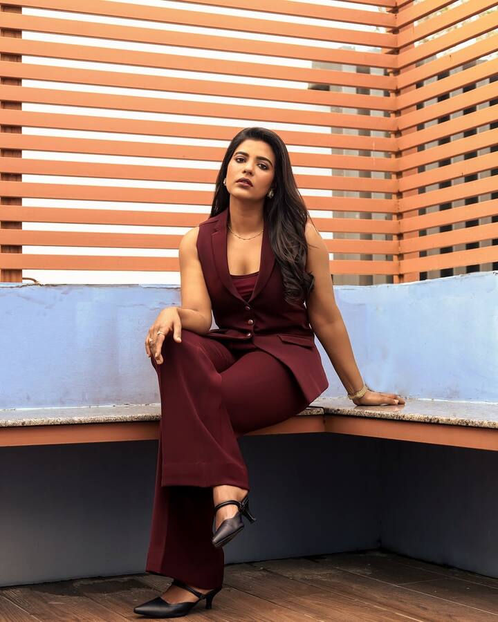సీనియర్ హీరో వెంకటేష్ భార్య భాగ్యంగా ఇరగదీసిన ఐశ్వర్య..ఇప్పుడు ఇలా మోడ్రన్ లుక్ లో ఫ్యాన్స్ కి ట్రీట్ ఇస్తోంది