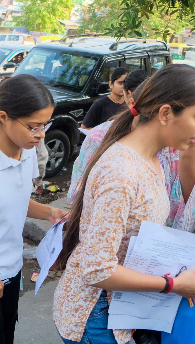 बोर्ड के अपने रिजल्ट से कई बच्चे खुश होते हैं तो कई बच्चे अपने रिजल्ट से संतुष्ट नहीं होते हैं
