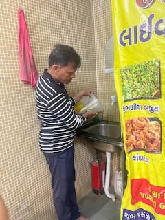 સુરતમાં આરોગ્ય વિભાગના દરોડા: આઈસ ગોળાના ૪ સેમ્પલ ફેઈલ, ૩૫ કિલો સીરપ-ક્રીમનો નાશ કરાયો