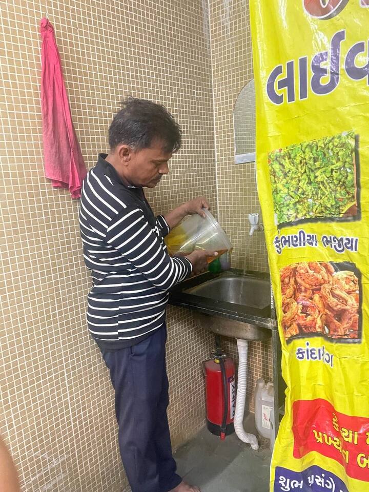 લેબોરેટરી રિપોર્ટ આવ્યા બાદ ચોંકાવનારી વિગતો સામે આવી હતી. લેબોરેટરીમાં મોકલવામાં આવેલા ૧૮ સેમ્પલ પૈકી ૪ જેટલા સેમ્પલ ફેઈલ થયા હતા, જે દર્શાવે છે કે તે ગુણવત્તા વગરના અથવા સ્વાસ્થ્ય માટે હાનિકારક હતા.