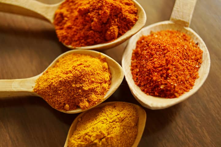 ছবি সূত্র- পিক্সেলস। Curcumin নামের একটি উপকরণ রয়েছে হলুদের মধ্যে যা আমাদের শরীরে ইনফ্লেমেশন অর্থাৎ প্রদাহজনিত সমস্যা কমায়। এছাড়াও এই উপকরণ মন-মেজাজ ভাল রাখে।