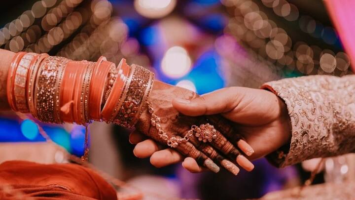 इस पूरी प्रक्रिया के कंप्लीट होने के बाद कुछ सप्ताह से लेकर कुछ महीनों तक का समय लग सकता है. इसके बाद शादी के बाद आपके पुराना सरनेम सरनेम चेंज हो जाएगा उसकी जगह आपका नया सरनेम कानूनी रूप से वैध होगा.
