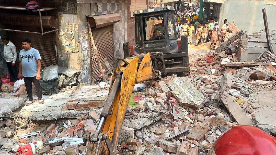 Watch how Mustafabad building collapsed CM Rekha Gupta expressed grief MCD Mayor  Watch: दिल्ली के मुस्ताफाबाद में बिल्डिंग गिरने का वीडियो आया सामने, 11 लोगों की मौत, CM ने जताया दुख