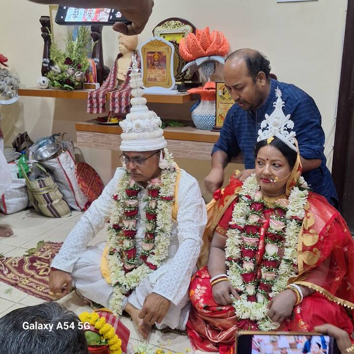 বিয়ে যখন হচ্ছে, হানিমুনের প্রসঙ্গ তো উঠবেই। দিলীপের পছন্দ নিজের দেশ। আর স্ত্রীর মনের ইচ্ছে বিদেশ। প্যারিস বা সুইৎজারল্যান্ড হলে মন্দ হয় না।