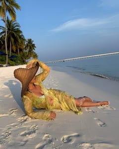 Bollywood Actress In Bikini: బికినీలోని ఈ బాలీవుడ్ హీరోయిన్ ఎవరో గుర్తు పట్టండి... క్లూ, రామ్ చరణ్ సినిమాలో నటించింది