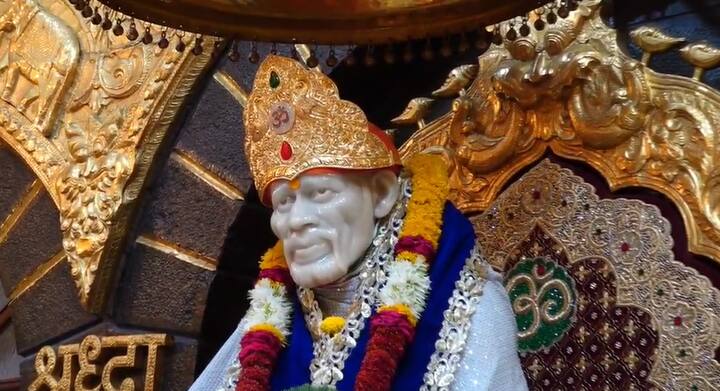 साईसंस्थानचे मुख्यकार्यकारी अधिकारी गोरक्ष गाडीलकर यांनी भाविकाचा सत्कार करत आभार मानले आहे.