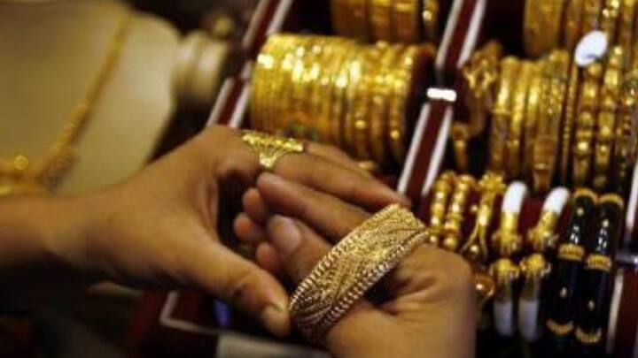 भारत में सोने का महत्व बाकी देशों के मुकाबले काफी ज्यादा है. भारत में सोने के जितने आभूषण बनाए जाते हैं. उतने दुनिया के किसी देश में नहीं बनाए जाते हैं. भारत में हर घर में कोई न कोई ज्वैलरी होती ही है.