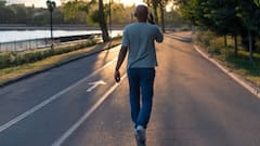 Benefits of Walking Backwards: এমনি হাঁটার চেয়ে ব্যাকওয়াক বেশি উপকারী, কেন জানুন