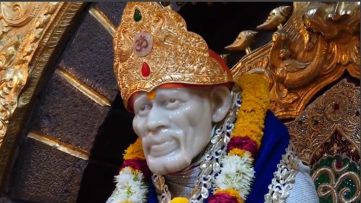 या मुकूटावर सुंदर नक्षीकाम करण्यात आलं असून त्यामध्ये डायमंडने कोरलेलं ‘ॐ’ हे चिन्ह विशेष लक्ष वेधून घेत आहे.