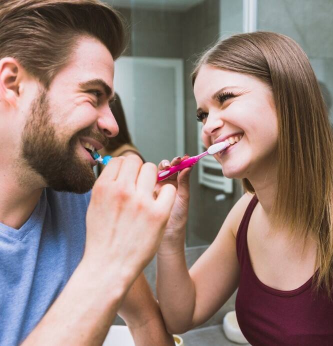 ਜੇ ਸਰੀਰ ’ਚ ਵਿਟਾਮਿਨ C ਦੀ ਘਾਟ ਹੋਵੇ, ਤਾਂ ਗੰਮ ਕਮਜ਼ੋਰ ਹੋ ਜਾਂਦੇ ਹਨ ਅਤੇ ਖੂਨ ਆਉਣ ਲੱਗਦਾ ਹੈ। ਸਿਗਰੇਟਨੋਸ਼ੀ ਜਾਂ ਗੱਟਕਾ-ਤੰਬਾਕੂ ਦਾ ਸੇਵਨ ਵੀ ਇਸ ਦੀ ਇੱਕ ਵਜ੍ਹਾ ਹੋ ਸਕਦੀ ਹੈ। ਇਹ ਚੀਜ਼ਾਂ ਗੰਮਾਂ ਨੂੰ ਨੁਕਸਾਨ ਪਹੁੰਚਾਉਂਦੀਆਂ ਹਨ ਅਤੇ ਖੂਨ ਆਉਣ ਦੀ ਸੰਭਾਵਨਾ ਵਧ ਜਾਂਦੀ ਹੈ।