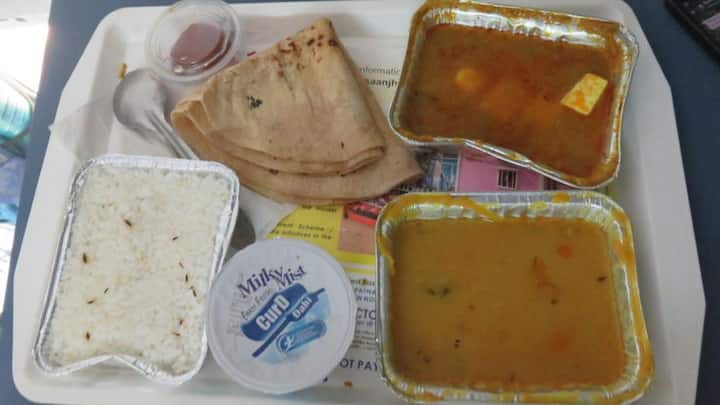 इस दौरान खाना शुद्ध, सात्विक और सिख परंपरा के अनुसार होता है. इसका पूरा खर्चा गुरुद्वारों से मिलने वाले दान से दिया जाता है.
