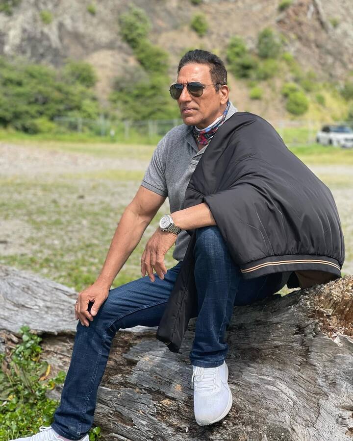 एक्टर ने आगे कहा कि, ‘मैं अपनी लाइन्स याद करता रहा और उनकी तरफ देखा भी नहीं. ये सब इसलिए अटपटा था क्योंकि मैं उनका इतना बड़ा फैन हूं कि मेरी अलमारी पर भी उनकी तस्वीर लगी हुई थी.’