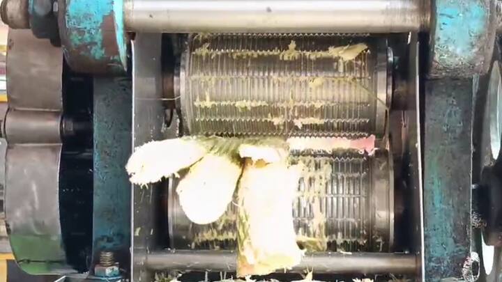 वाढत्या उष्णतेत महाराष्ट्रातले नागरिक हैराण झाले आहेत. उष्णतेत दिलासा मिळण्यासाठी नागरिकांची थंड पेयांना पसंती दिली जात आहे.