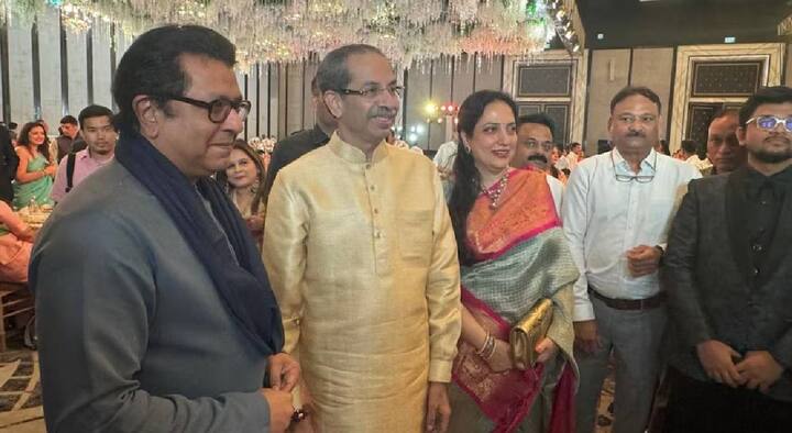 महत्वाचे म्हणजे आताखुद्द दोन्ही ठाकरे बंधूंनी यासाठी एकेक पाऊल पुढे टाकलंय. राज ठाकरेंनी एका मुलाखतीत उद्धव ठाकरेंसमोर टाळीसाठी हात पुढे केला आणि उद्धव ठाकरेंनी लागलीच त्यांना प्रतिसादही दिलाय. त्यामुळे उद्धव ठाकरेंच्या या साद आणि राज राज ठाकरेंच्या प्रतिसादामुळे राज्यातल्या राजकारणाला नवी कलाटणी मिळण्याची शक्यता आहे.