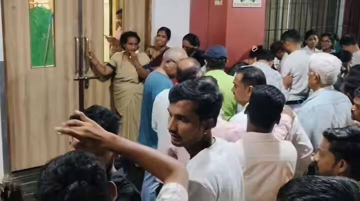 डॉ. शिरीष वळसंगकर यांच्या हॉस्पिटलमध्ये प्रशासकीय अधिकारी म्हणून काम करणाऱ्या मनीषा मुसळे-माने हिच्या विरोधात गुन्हा दाखल केला आहे.