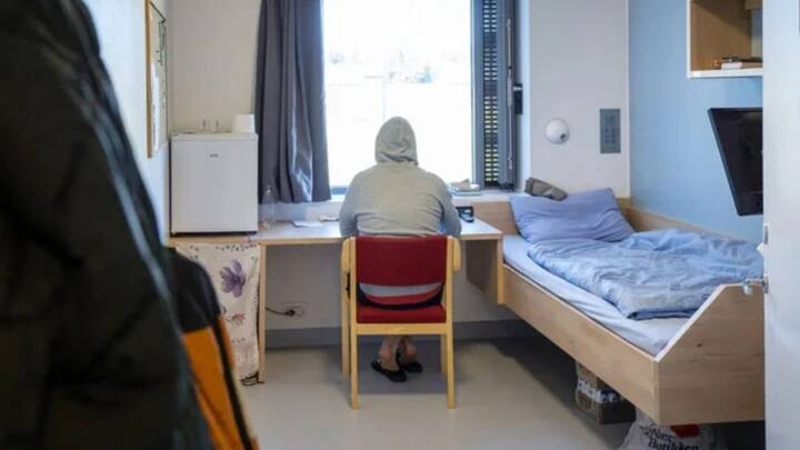 इस लिस्ट में पहला नाम नॉर्वे की बास्टॉय जेल का है, जिसमें एकबार में सिर्फ 100 कैदी ही रह सकते हैं. इस जेल में कमाल की खाने की चीजों के साथ-साथ हॉर्सराइडिंग, सनबाथ, टेनिस, फिशिंग जैसी सुविधाएं दी जाती हैं.