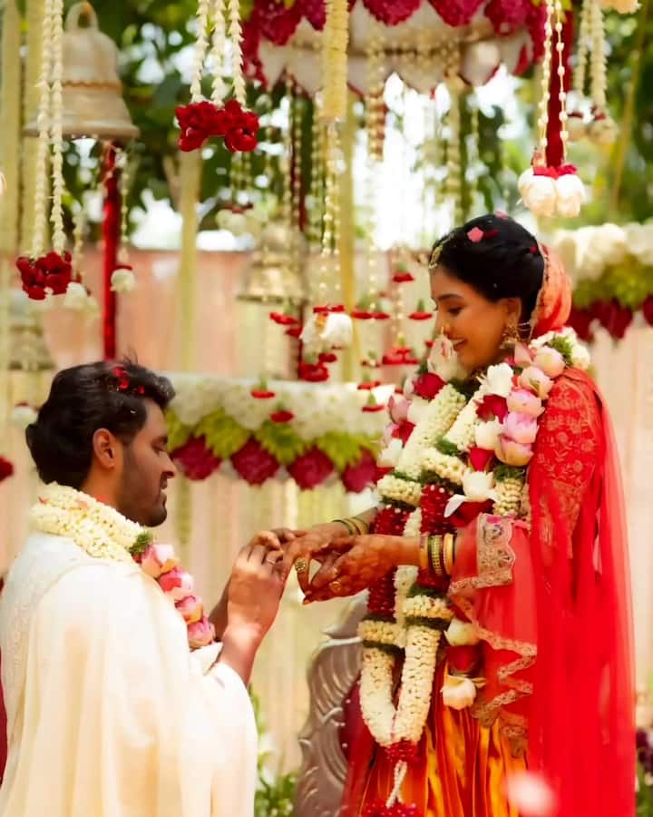 இதே பிக்பாஸ் சீசன் 5 நிகழ்ச்சியில் வைல்டு கார்டு போட்டியாளராக உள்ளே வந்தவர் அமீர். பாவனி பற்றிய அனைத்து உண்மைகள் தெரிந்த பின்னரும் அவரை காதலிப்பதாக வெளிப்படையாக கூறினார். அதே போல் பிக்பாஸ் வீட்டின் உள்ளே அமீர், பாவனிக்கு முத்தம் கொடுத்தது மிகப்பெரிய சர்ச்சையாக மாறியது.