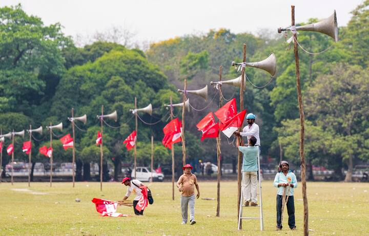 লক্ষ্য '২৬ এর বিধানসভা নির্বাচন। তার আগে শ্রমজীবী ভোটব্যাঙ্ককে পাখির চোখ করে আজ শ্রমিক, কৃষক, খেতমজুর ও বস্তি ফেডারেশনের ডাকে বামেদের ব্রিগেড সমাবেশ।
