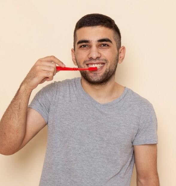 ਦੰਦਾਂ ’ਚੋਂ ਬ੍ਰੱਸ਼ ਕਰਦੇ ਸਮੇਂ ਖੂਨ ਆਉਣਾ ਇਕ ਆਮ ਪਰ ਗੰਭੀਰ ਲੱਛਣ ਹੋ ਸਕਦਾ ਹੈ ਜਿਸ ਨੂੰ ਅਕਸਰ ਲੋਕ ਅਣਦੇਖਾ ਕਰ ਦੇਂਦੇ ਹਨ। ਇਹ ਸਿਰਫ਼ ਸਧਾਰਣ ਬ੍ਰੱਸ਼ ਕਰਨ ਦੇ ਢੰਗ ਦੀ ਗਲਤੀ ਨਹੀਂ, ਸਗੋਂ ਮੂੰਹ ਦੀ ਸਿਹਤ ਨਾਲ ਜੁੜੀਆਂ ਗੰਭੀਰ ਸਮੱਸਿਆਵਾਂ ਦਾ ਇਸ਼ਾਰਾ ਹੋ ਸਕਦਾ ਹੈ।