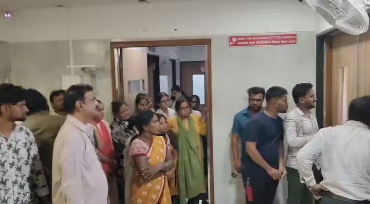 डॉ. शिरीष वळसंगकर यांना आत्महत्येला प्रवृत्त केल्याप्रकरणी एका महिलेविरोधात गुन्हा दाखल करण्यात आला आहे.