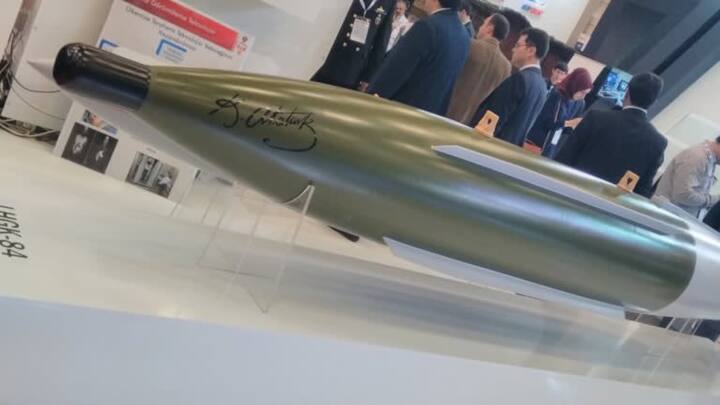 यह SLBM 12 थर्मोन्यूक्लियर वारहेड ले जाने में सक्षम है और इसकी रेंज कम लोड में 12,000 किमी तक पहुंच सकती है. इसे विशेष रूप से रूस की परमाणु पनडुब्बियों के लिए डिज़ाइन किया गया है.