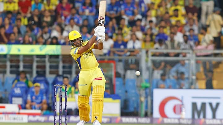 आयुष म्हात्रे अब IPL इतिहास में CSK के लिए डेब्यू करने वाले सबसे कम उम्र के खिलाड़ी बन गए हैं. उन्होंने 17 साल 278 दिन की उम्र में चेन्नई के लिए डेब्यू किया है.