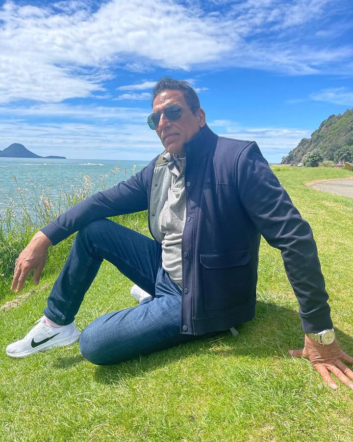 हालांकि अपना सीन शूट करने के बाद मुकेश सीधे धर्मेंद्र के पास गए और उनके पैरों में बैठकर माफी मांगी थी.