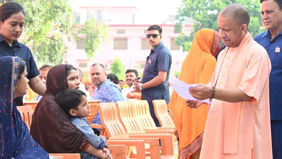 Gorakhpur News: सीएम योगी ने जनता दर्शन में 300 लोगों की सुनी समस्याएं, अधिकारियों को दिए ये निर्देश Gorakhpur cm Yogi Adityanath Listen People Problem in Janta Darshan and instructed Officer ann Gorakhpur News: सीएम योगी ने जनता दर्शन में 300 लोगों की सुनी समस्याएं, अधिकारियों को दिए ये निर्देश