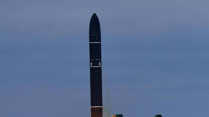 वोयेवोडा जिसे नाटो नाम से SS-18 Satan कहा जाता है, रूस की सबसे भयानक मिसाइलों में से एक है. इसकी रेंज लगभग 11,000 किमी है और यह 10 से अधिक बड़े थर्मोन्यूक्लियर वारहेड एक साथ ले जा सकती है. इसे अमेरिका पर लक्षित करने के लिए खासतौर पर डिजाइन किया गया था.