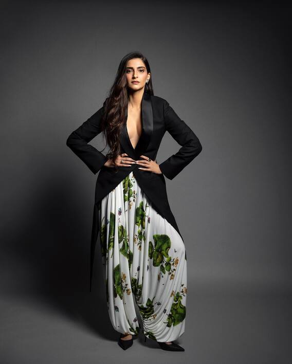 ब्लॅक ब्लेझर, फ्लोरल पॅन्ट, सोनमचा अतरंगी पेहराव!