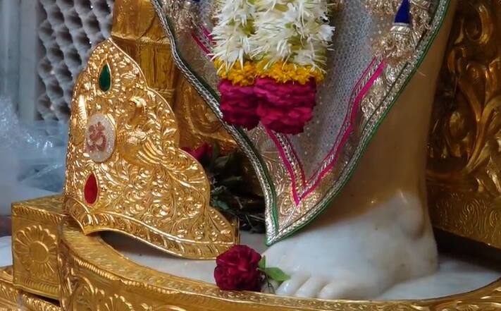 शनिवारी आंध्रप्रदेश मधील गुंटूर येथील एका साईभक्ताने साईचरणी 788.44 ग्रॅम वजनाचा आकर्षक नक्षीकाम केलेला सुवर्ण मुकुट अर्पण केला.