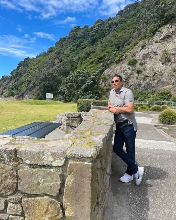 एक्टर ने कहा, ‘दरअसल मेरे लिए वो इतने बड़े शख्स थे कि अगर मैं पहले उनसे मिल लेता तो इतना नर्वस हो जाता कि अपना सीन भी शूट नहीं कर पाता. बड़ों की इज्जत आपको कोई नहीं सिखाता, ये आपको खुद सीखना पड़ता है.’