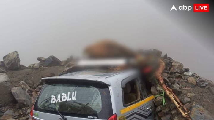 जम्मू-कश्मीर में रविवार (20 अप्रैल) का मौसम बेहद ही भयावह बन चुका है. एनएच-44 के अलावा किश्तवाड़ के पाथरनेकी-पाढर रोड पर शनिवार (19 अप्रैल) से लगातार भूस्खलन की घटना हो रही है. स्थिति को देखते हुए आसपास के 20 से घरों को भी खाली कराया गया है.