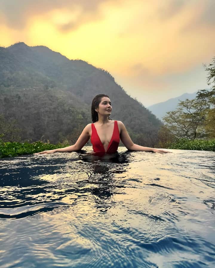 In these pictures, the zodiac is seen posing for the camera in the pool made between the mountains. Actress was seen in no makeup look.