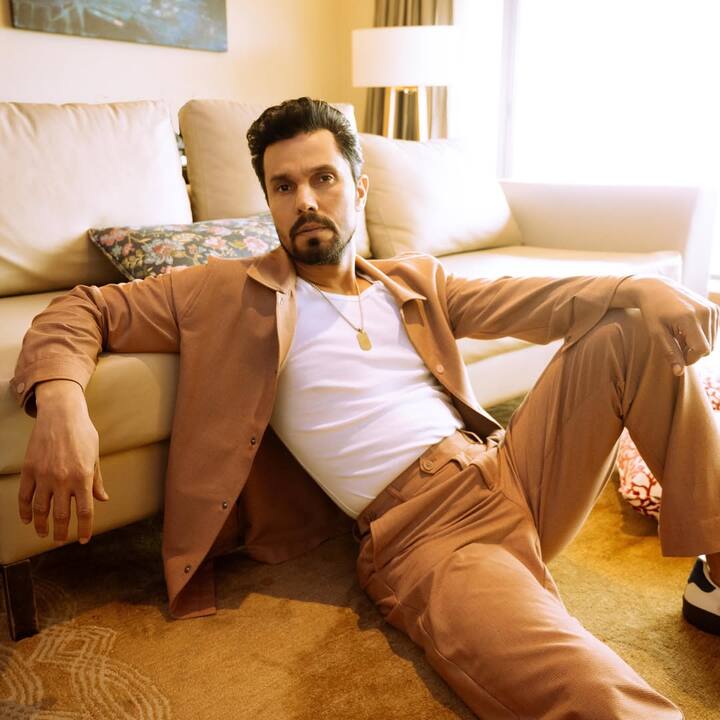 बताते चलें दें कि रणदीप की ये फिल्म साल 2018 में रिलीज हुई अक्षय कुमार की फिल्म 'केसरी'  के विषय पर ही आधारित थी. ऐसे में जब केसरी सुपरहिट हो गई तो रणदीप की फिल्म कभी पर्दे तक आ ही नहीं पाई.