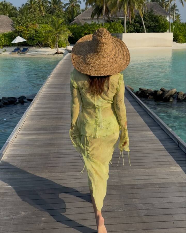 హీరోయిన్స్ ఫేవరెట్ బీచ్ హాలిడే డెస్టినేషన్ మాల్దీవ్స్. రీసెంట్ గా ఒక బాలీవుడ్ హీరోయిన్ కూడా మాల్దీవ్స్ వెళ్లి వచ్చింది. అక్కడ దిగిన ఫోటో ఇది. ఇంతకీ, ఆ హీరోయిన్ ఎవరో గుర్తు పట్టారా?