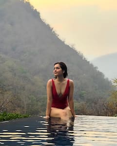 Raashii Khanna Bikini Look: रेड मोनोकिनी पहन पूल में उतरीं राशि खन्ना, फिगर देख फैंस के छूटे पसीने