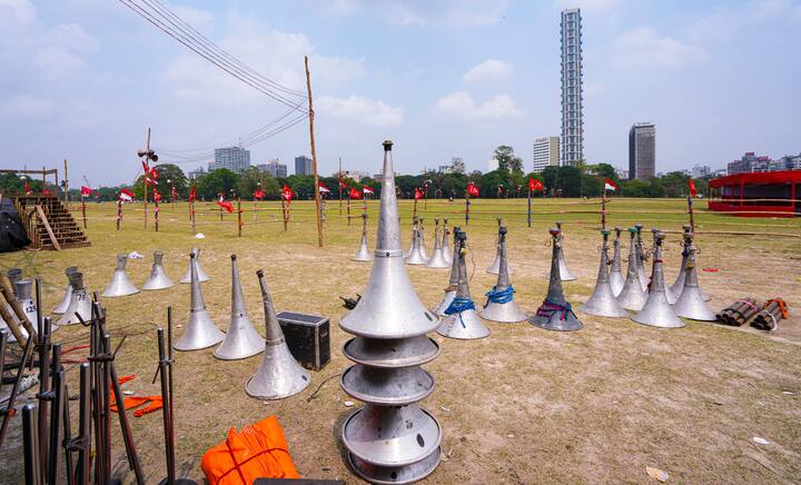 বছর ঘুরলেই বাংলায় বিধানসভা নির্বাচন। ঘুঁটি সাজাতে ময়দানে নেমে পড়ছে সমস্ত রাজনৈতিক দল। রাজ্য জুড়ে মেরুকরণের গোলকধাঁধায় কার্যত মাটি পাচ্ছে না বামেরা।