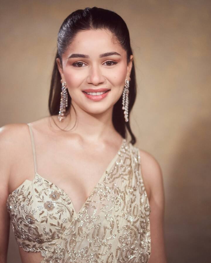 अब दोनों के ब्रेकअप की वजह टीवी की पॉपुलर एक्ट्रेस अवनीत कौर को माना जा रहा है. दरअसल कुछ वक्त पहले ये खबरें भी आई थी कि शुभमन अब अवनीत तो डेट कर रहे हैं.