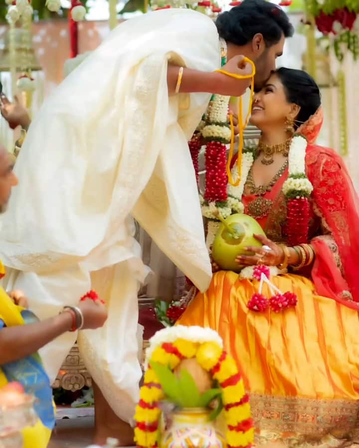 தற்போது அமீர் - பாவனி திருமண புகைப்படங்கள் சமூக வலைத்தளத்தில் வெளியாகி வைரலாகி வருகிறது. ஏற்கனவே தன்னுடைய முதல் திருமணத்தால், பல வலிகளை தங்கியுள்ள பாவனிக்கு இரண்டாவது திருமண வாழ்க்கை சிறப்பாக அமைய வேண்டும் என்பதே ரசிகர்களின் வாழ்த்தாக உள்ளது.