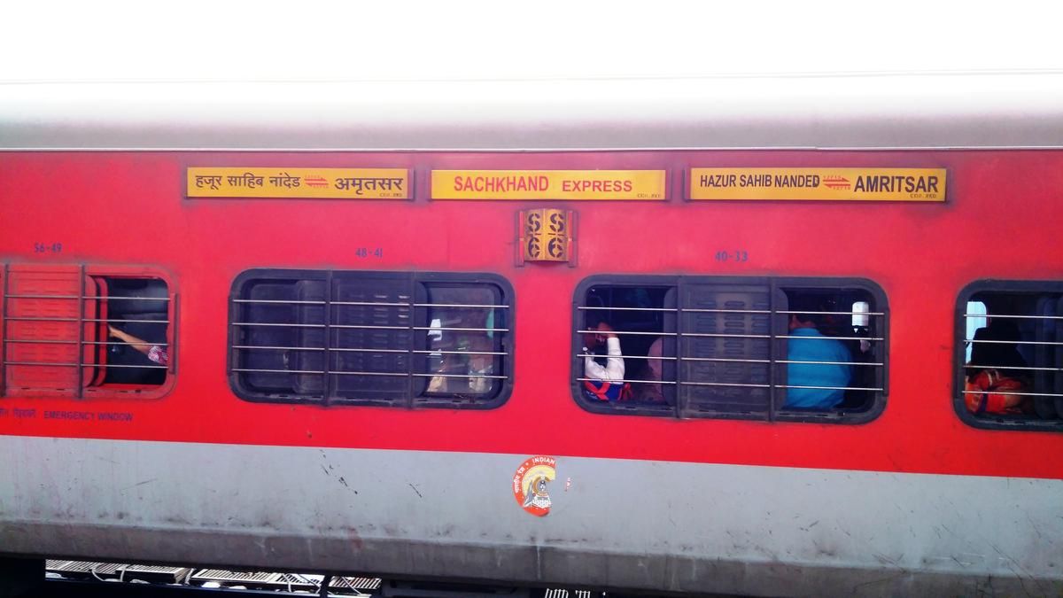 India most unique train name sachkhand express where food is free | देश की इकलौती ट्रेन में यात्रियों को फ्री में मिल रहा खाना, रेलवे नहीं देता तो कहां से आता है