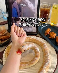 गजब है चीन! सांप में भरा चीज और पका कर बना डाला स्नेक चीज पिज्जा, देखें तस्वीरें