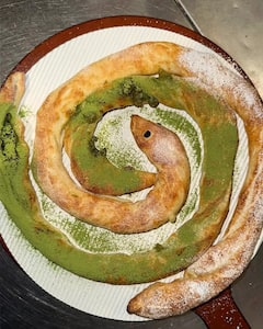 गजब है चीन! सांप में भरा चीज और पका कर बना डाला स्नेक चीज पिज्जा, देखें तस्वीरें