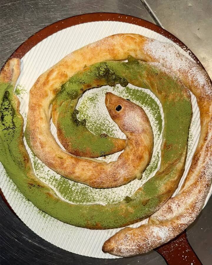 चीन के पिज्जा हट ने एक सांप वाला लॉन्च किया है. और इस सांप वाले पिज्जा को चीन के पिज्जा हट ने सिस्टर्स इंटरट्विनिंग पिज्जा नाम दिया है. चीन के पिज्जा हट ने यह एक लिमिटेड एडिशन आइटम लॉन्च किया है. हालांकि ये पिज्जा कम और एक अजीब एक्सपेरिमेंट ज्यादा लग रहा है.