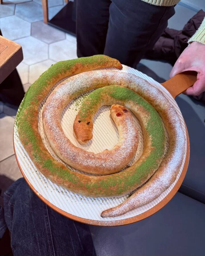 चीन के पिज्जा हट के स्नेक पिज्जा में दो सांप जैसे ब्रेड ट्विस्ट होते हैं जो एक-दूसरे में लिपटे हुए दिखते हैं. इस पिज्जा में एक सफेद सांप और एक हरे रंग का सांप दिखाया गया है, जिसमें से एक में पनीर भरा हुआ है और दूसरे में पिस्ता सॉस भरा हुआ है.