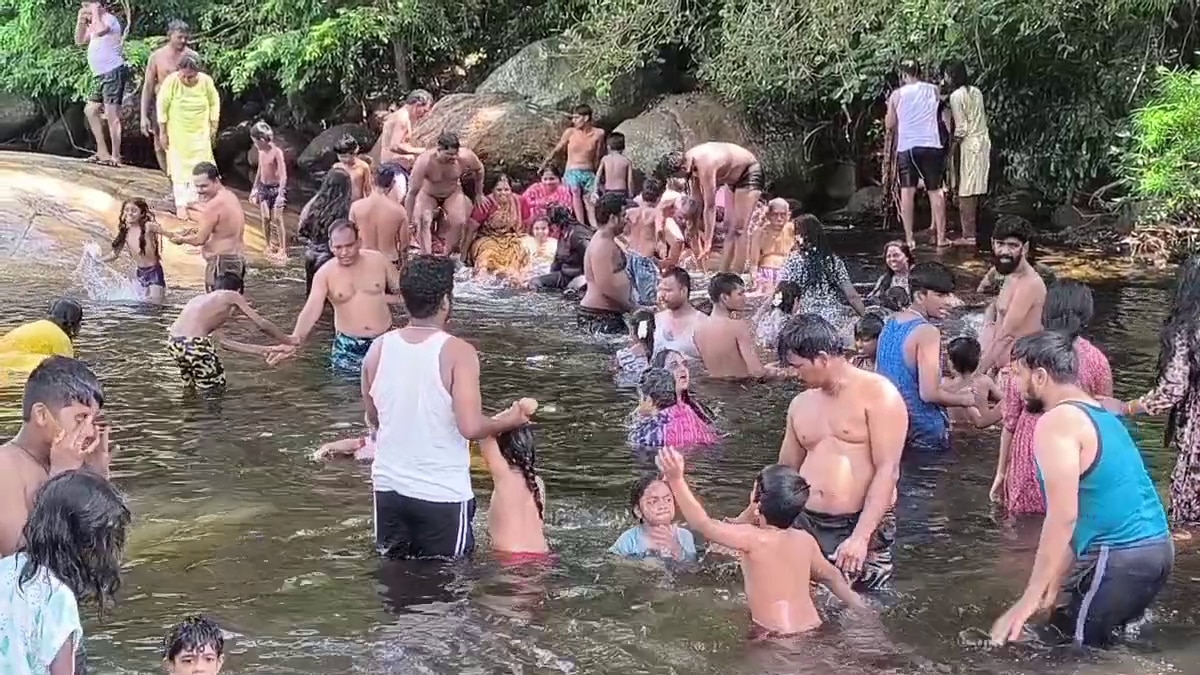 கொளுத்தும் வெயிலுக்கு இதமாக ஒரு குளியல்.. கும்பக்கரை அருவியில் குவிந்த சுற்றுலா பயணிகள்
