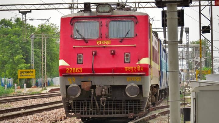 सचखंड एक्सप्रेस (12715) ट्रेन पंजाब के अमृतसर से चलकर महाराष्ट्र के नांदेड़ तक जाती है. ट्रेन 2000 किलोमीटर का सफर तय करती है.